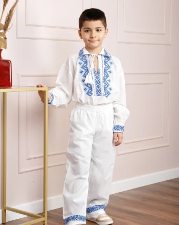 Compleu traditional alb pentru baieti cu motiv geometric albastru Alexandru