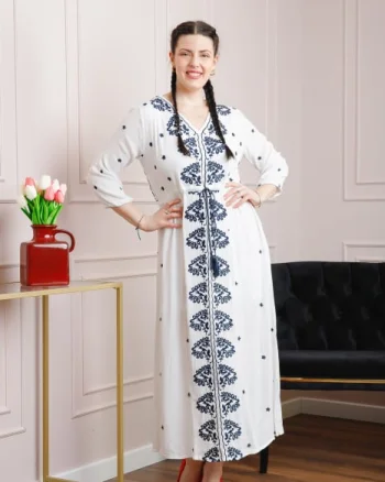 Rochie traditionala alba cu motiv floral albastru Adina