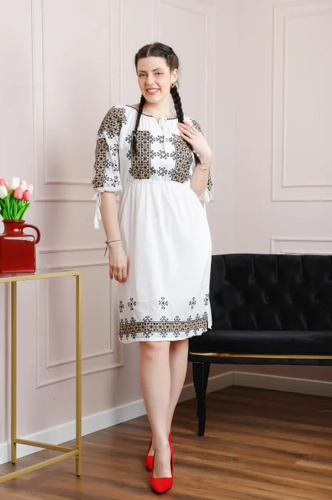 Rochie traditionala alba cu motiv geometric auriu Matilda 02