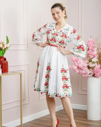 Rochie traditionala evazata alba cu motiv floral multicolor Crina 01