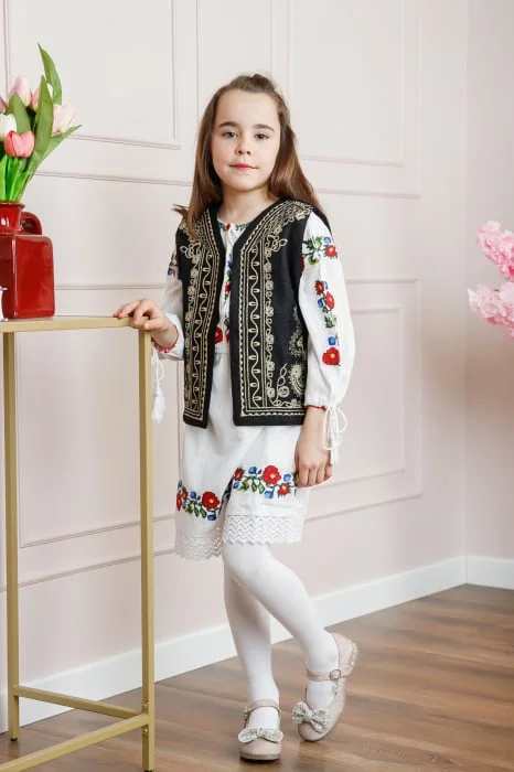 Vesta traditionala neagra pentru fetite cu broderie florala crem Emilia 01