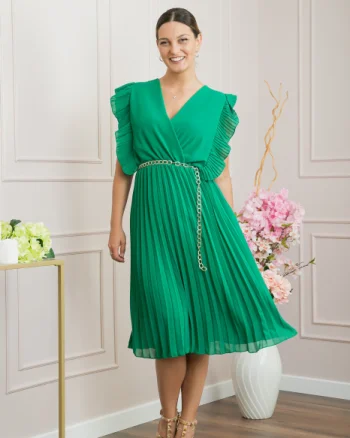 Rochie plisata verde smarald cu volane si lantisor decorativ in talie