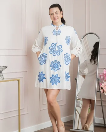Rochie traditionala alba cu motiv floral albastru Adriela