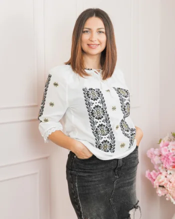 Ie traditionala alba cu motiv geometric negru Cornelia 02