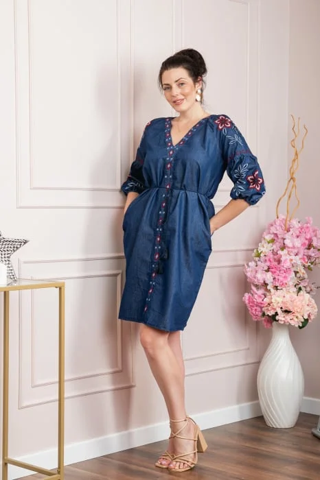 Rochie denim albastra cu motiv floral rosu Nicoleta