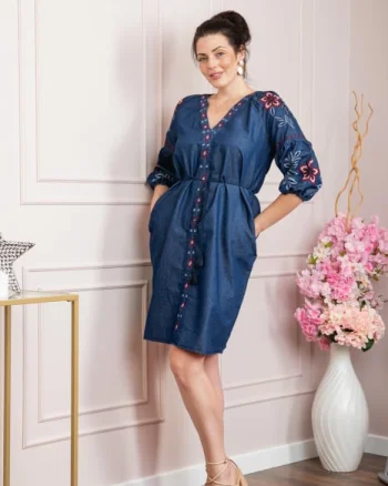 Rochie denim albastra cu motiv floral rosu Nicoleta