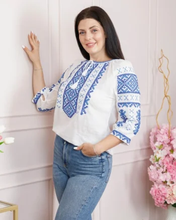 Ie traditionala alba cu motiv geometric albastru Lorena 01