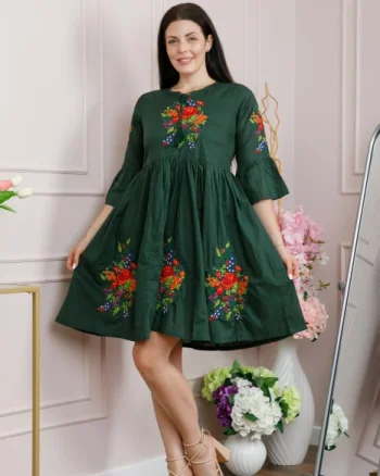 Rochie traditionala evazata verde cu motiv floral rosu Melania 01