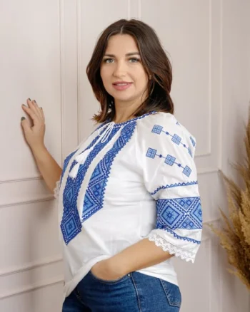 Ie traditionala alba cu motiv geometric albastru Ramona 01