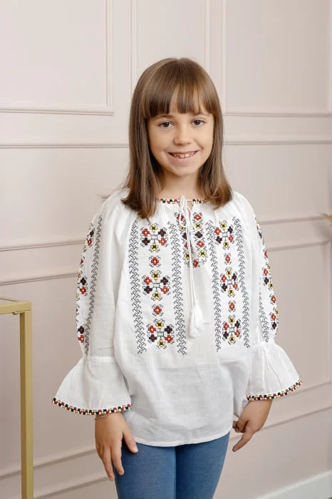 Ie traditionala alba pentru fetite cu motiv floral multicolor Romanita