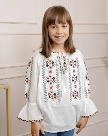 Ie traditionala alba pentru fetite cu motiv floral multicolor Romanita
