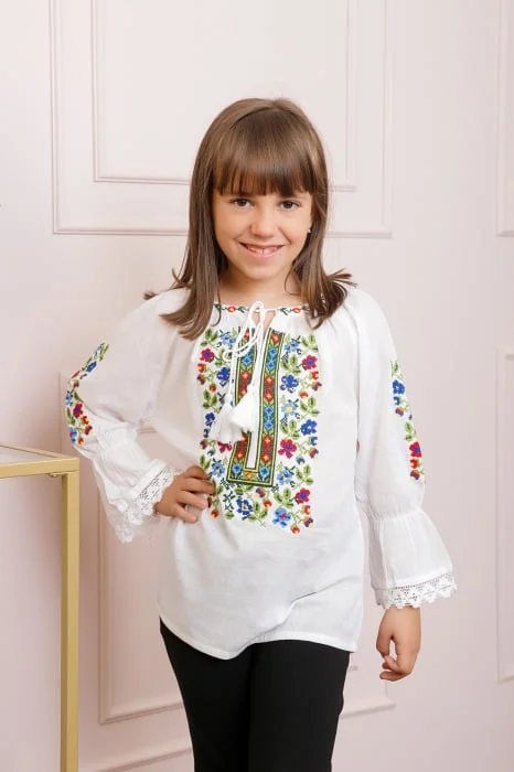 Ie traditionala alba pentru fetite cu motiv floral multicolor Claudia
