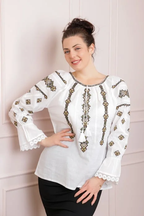 Ie traditionala alba cu motiv geometric maro Luana