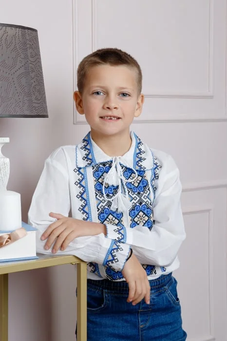 Camasa traditionala de baieti alba cu motiv geometric albastru Catalin 01