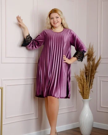 Rochie plisata plus size din catifea mov Beatrice