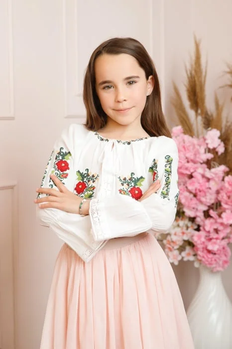 Ie traditionala alba pentru fetite cu motiv floral rosu Anabela