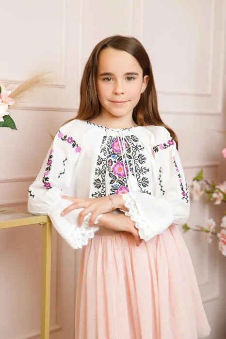 Ie traditionala alba pentru fetite cu motiv floral mov Adriela