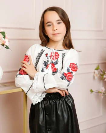 Ie traditionala alba pentru fetite cu motiv floral rosu Izabela