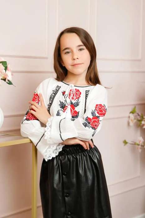 Ie traditionala alba pentru fetite cu motiv floral rosu Izabela