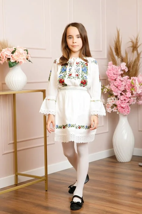Compleu traditional alb pentru fetite cu motiv floral multicolor Ines