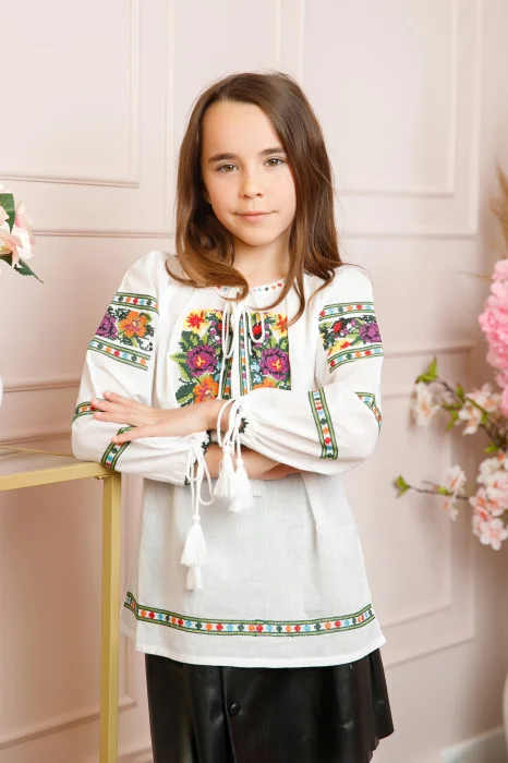 Ie traditionala alba pentru fetite cu motiv floral multicolor Olivia 01