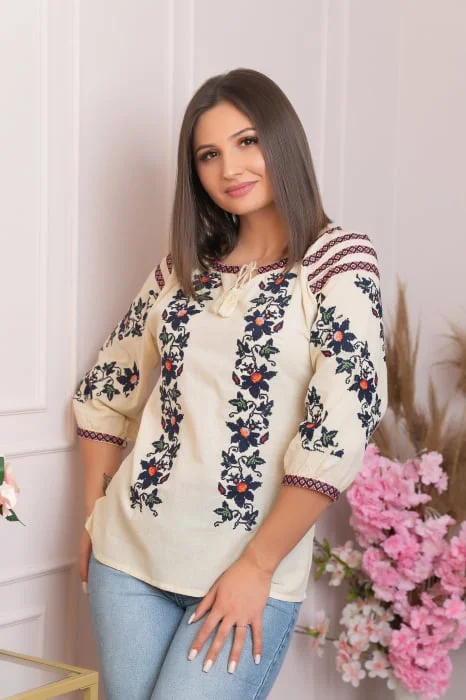 Ie traditionala crem cu motiv floral negru Iunia