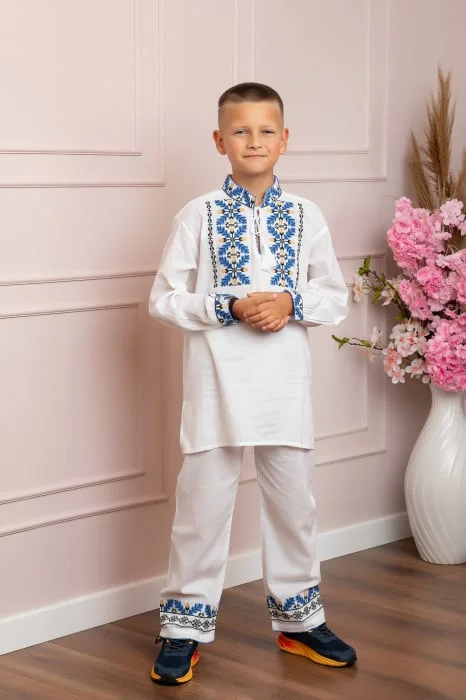 Compleu traditional alb pentru baieti cu motiv floral albastru Dominic