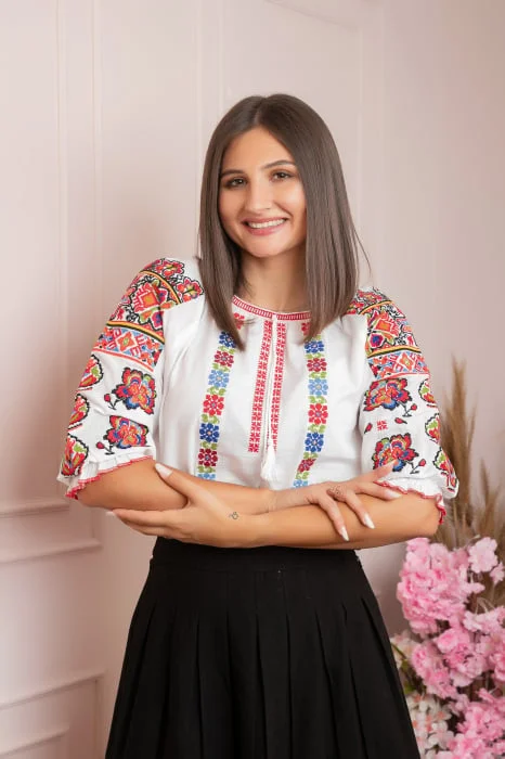 Ie traditionala alba cu motiv floral multicolor Iasmina