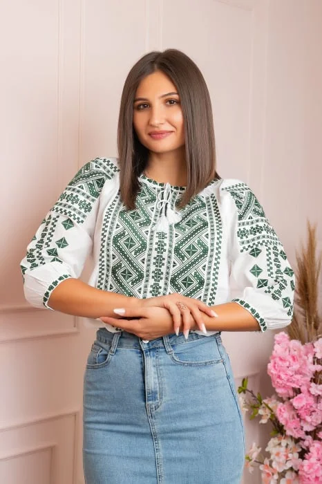 Bluza alba cu motiv geometric verde Minerva 02