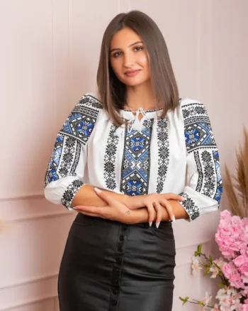 Ie traditionala alba cu motiv geometric albastru Ingrid 02