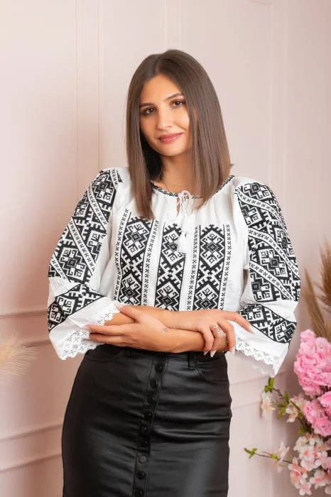Ie traditionala alba cu motiv geometric negru Ina 04