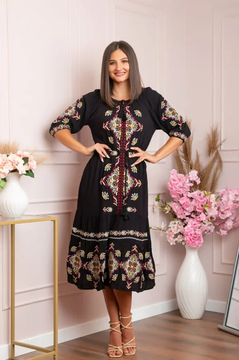 Rochie traditionala neagra cu model floral multicolor Greta