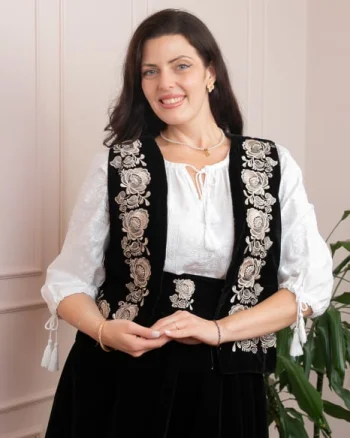 Vesta din catifea neagra cu motiv floral ivoire Catinca