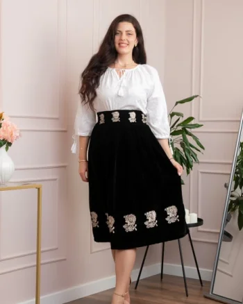 Fusta neagra din catifea cu broderie florala ivoire Catinca