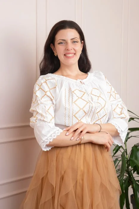 Bluza tip ie alba cu motiv geometric auriu Tiana