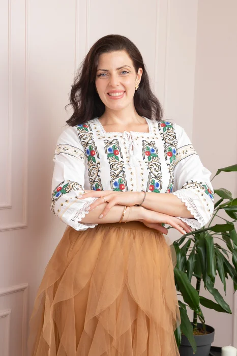 Bluza tip ie alba cu motiv floral multicolor Malvina 02