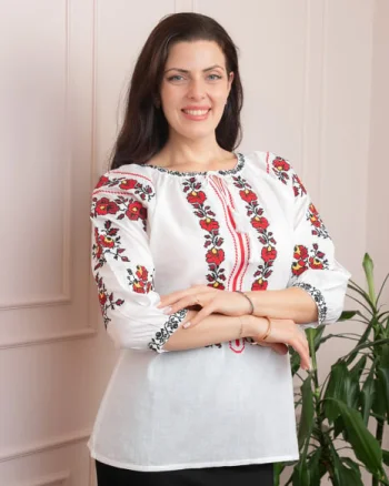 Bluza tip ie alba cu motiv floral rosu Filofteia