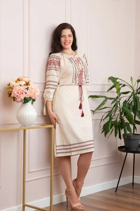 Rochie traditionala crem cu motiv geometric rosu Oana