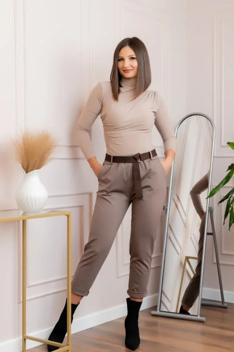 Pantaloni bej lejeri cu talie elastica si curea ajustabila