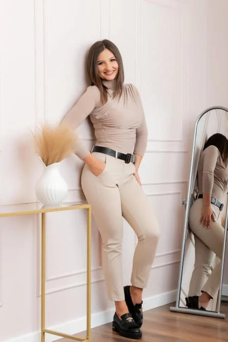 Pantaloni slim bej cu talie inalta si curea lata