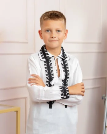 Camasa traditionala de baieti alba cu motiv geometric negru Ivan