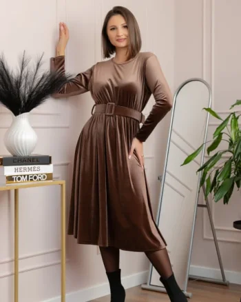 Rochie maro din catifea cu centura in talie