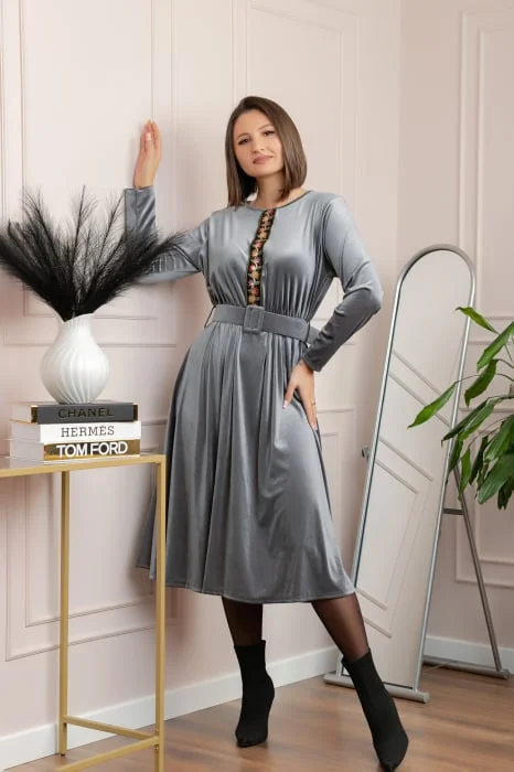 Rochie din catifea Layla cu centura in talie si detaliu boho-floral - Gri
