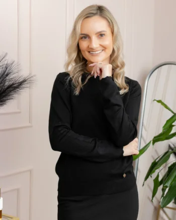 Pulover tricotat fin cu detalii ondulate Caroline - Negru