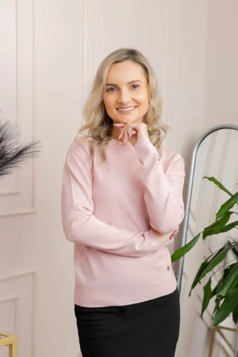 Pulover tricotat fin cu detalii ondulate Caroline - Roz