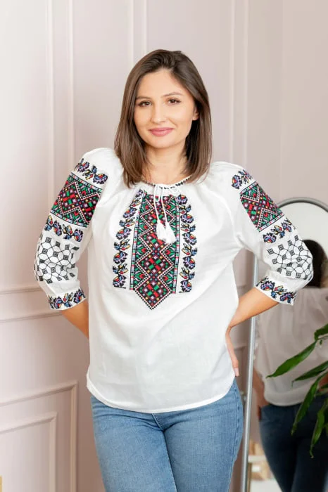 Ie traditionala alba cu motiv floral multicolor Selena 02