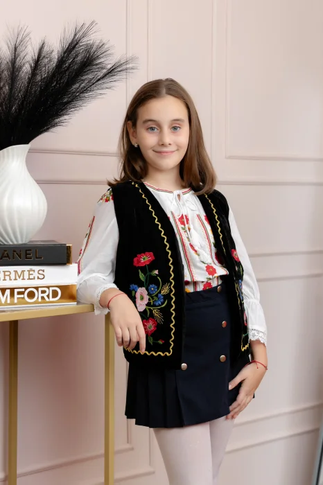 Vesta traditionala neagra pentru fetite cu broderie florala multicolora Laura