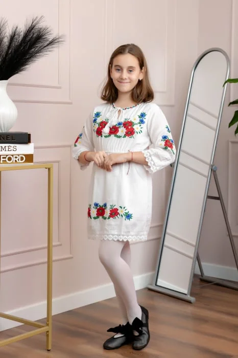 Rochie traditionala alba pentru fetite cu motiv floral rosu Aurora