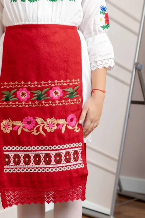 Catrinta traditionala rosie pentru fetite cu broderie florala roz Lacramioara
