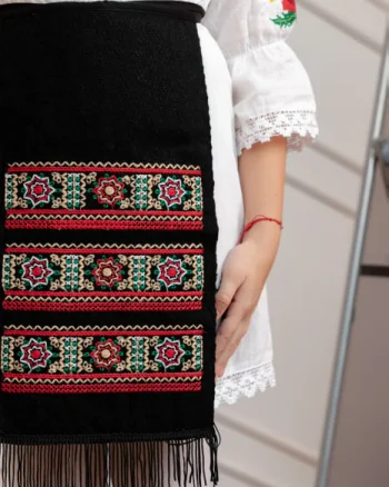 Catrinta traditionala neagra pentru fetite cu broderie florala multicolora Emanuela 02